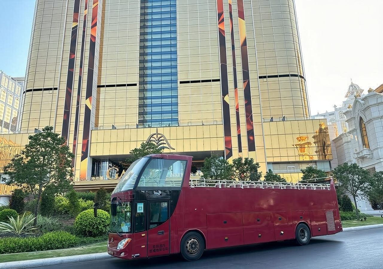 Hop-on-Hop-off-Bus-Tour durch Macau mit unbegrenzten Eintritten