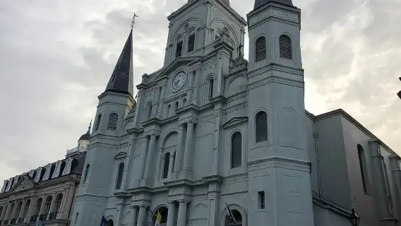 Adults Only Haunted Pub Crawl in New Orleans