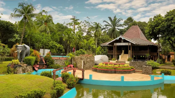 Jakarta: Naik Kereta Gantung di Taman Budaya Mini Indonesia