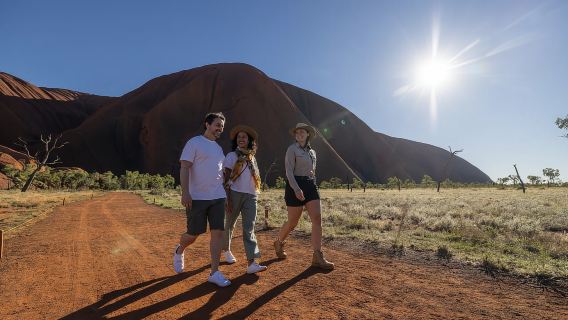 Uluru: Caminata guiada a la base de Uluru en un grupo pequeño