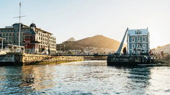 Cape Town: ล่องเรือคาตามารันชมพระอาทิตย์ตกที่ Table Bay พร้อม Bubbles