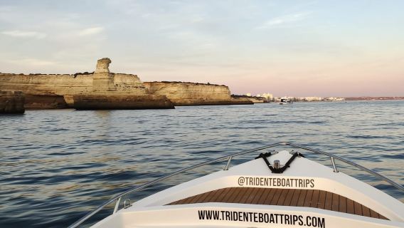 Depuis Armação de Pêra : excursion en bateau au coucher du soleil dans les grottes de Benagil
