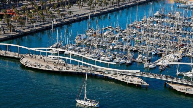 Barcelona Port Vell + Arc de Triomf + El món neix en cada besada + Cathedral of Barcelona + Parc de la Ciutadella day tour