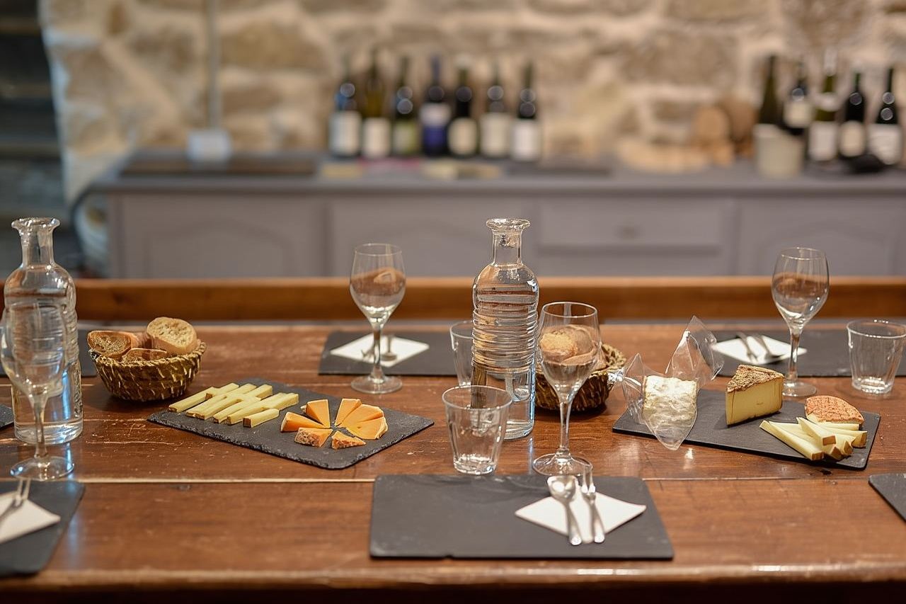 L'arte di abbinare formaggi e vini a Parigi: degustazione in una cantina di formaggi