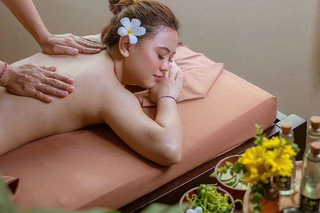 Bali Luxus-Spa-Paket: Massage, 2-stündiges Blütenbad