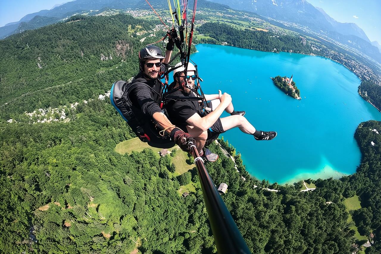 Parapente en tándem en el lago Bled