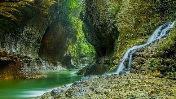Excursión privada a cañones y cuevas desde Batumi (Martvili, Okatse, Prometeo)