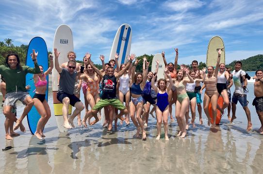 Clases de surf en la playa Manuel Antonio