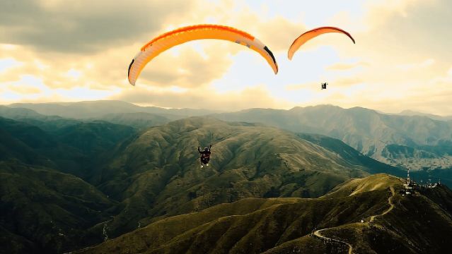 Experiencia de vuelo libre en parapente sobre el rango previo