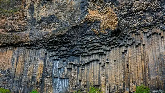 エレバン発：ガルニ神殿、ゲガルド修道院、石のシンフォニーとベーキング体験