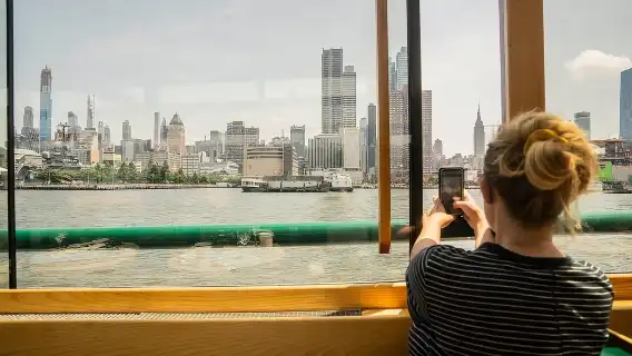 Manhattan: Statue and Skyline Cruise Aboard a Luxury Yacht