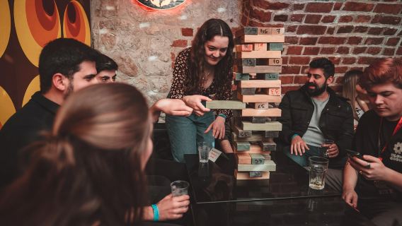 Krakow: Dạo quanh các quán rượu với 1 giờ uống đồ uống có cồn không giới hạn