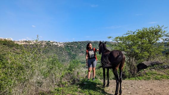 Avventura escursionistica verso un luogo segreto per nuotare