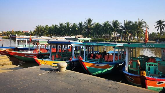 Hội An: Du thuyền đèn lồng riêng trên sông Thu Bồn