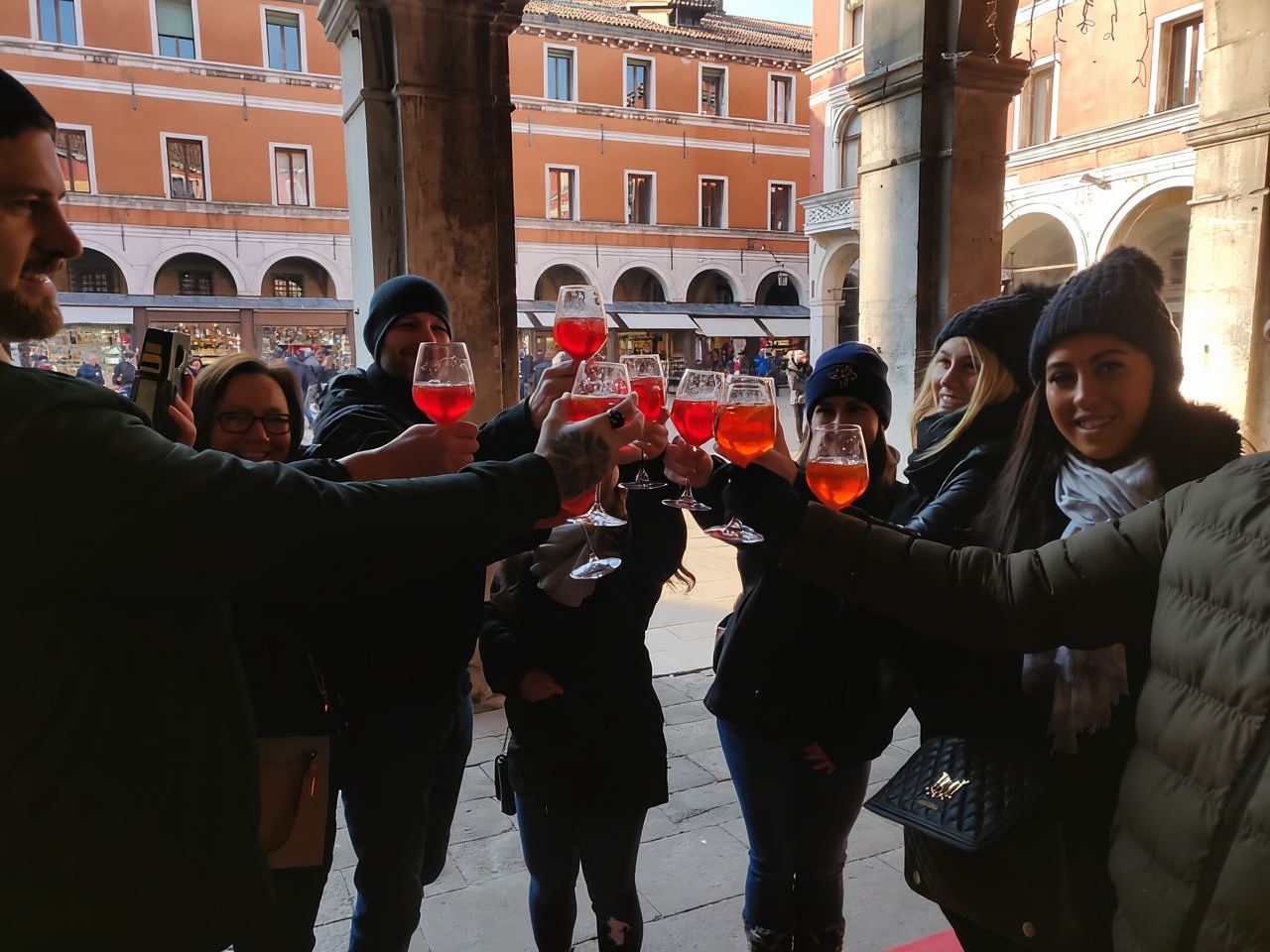 ヴェネツィア：チケッティ、ランチ、ワインを楽しめる地元の魚市場