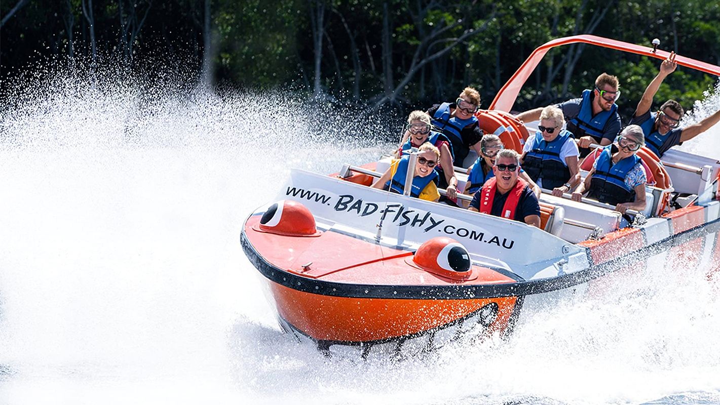 Esperienza in motoscafo Bad Fishy con pesci pagliaccio nel porto di Cairns, Australia