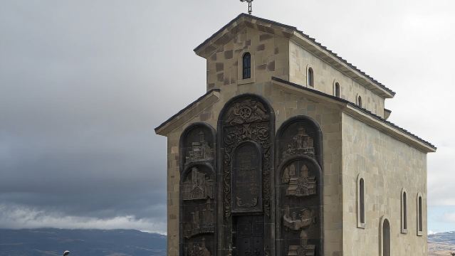 Monument des Chroniques Géorgiennes + Montagne des Épées + Cathédrale de Svetitskhoveli en voiture avec chauffeur pour une journée