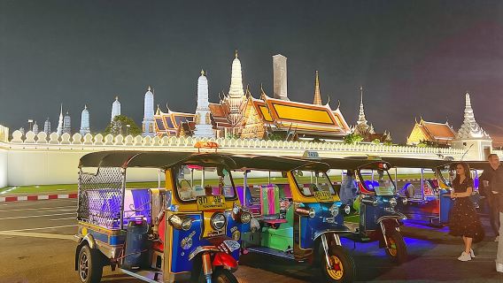 Rasakan Bangkok dengan tuk-tuk Thailand yang khas