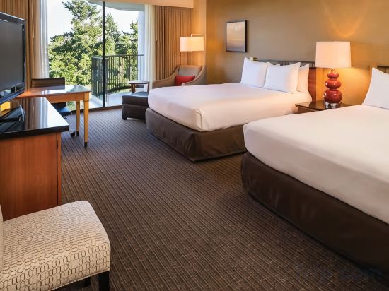DoubleTree by Hilton Seattle Airport Room Type - Queen Room with Two Queen Beds with Balcony and Mountain View DoubleTree by Hilton Seattle Airport Room Type - Queen Room with Two Queen Beds with Balcony and Mountain View