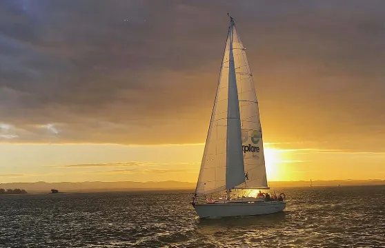 奧克蘭港帆船巡遊，含三道菜晚餐