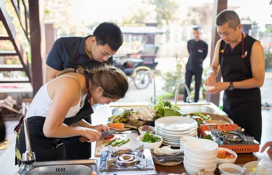 在暹粒市當地人家中參加高棉烹飪課