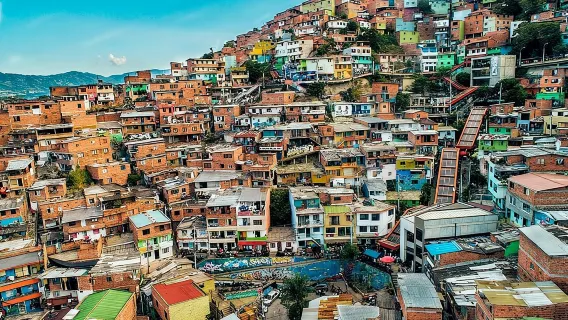 Comuna 13 Graffiti Tour with Street Food