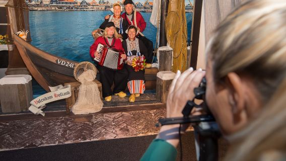 Volendam: Fotogelegenheit in traditioneller niederländischer Tracht