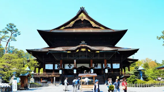 Nagano: Snow Monkeys, Zenkoji Temple & Sake Day Trip