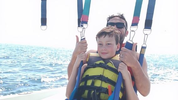 St. Julian's: Pengembaraan Parasailing Malta dengan Foto