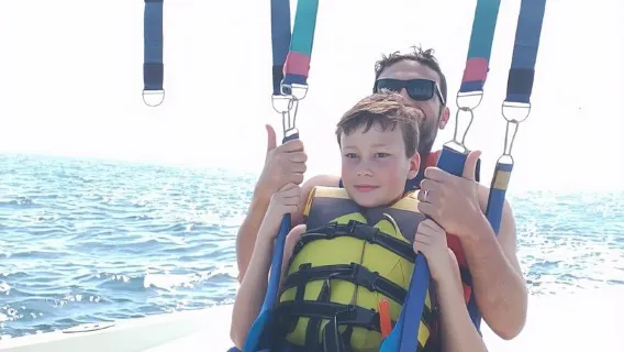 St. Julian's: avventura in parasailing a Malta con foto