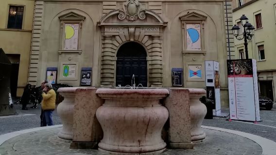 佩薩羅包車專線：海岸懸崖+羅西尼故居劇院+自由廣場