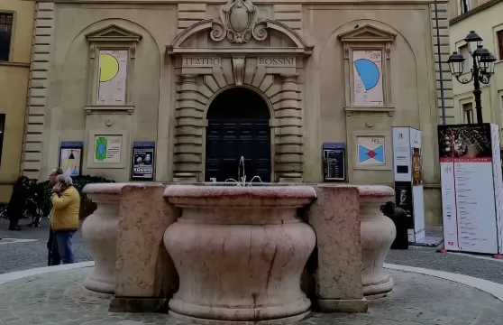 佩薩羅包車專線：海岸懸崖+羅西尼故居劇院+自由廣場