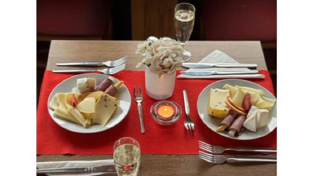 ท่องเที่ยวกลางคืนทางเรือผ่านเมืองปราก พร้อมเมนู 3 คอร์สที่เสิร์ฟให้