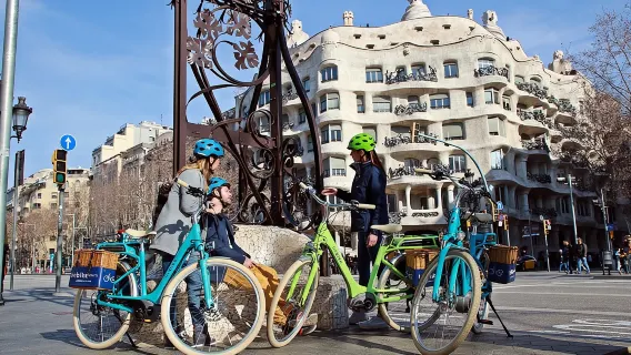 Tour in bici elettrica di Gaudì a Barcellona