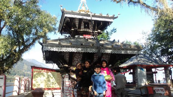 Покхара: однодневная экскурсия по городу на маршрутном автобусе.