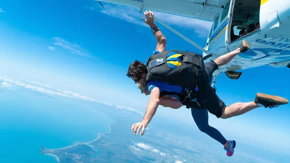 Paracadutismo con vista mare da 15000 piedi a Cairns Mission Beach | tasse incluse + transfer/foto e video opzionali