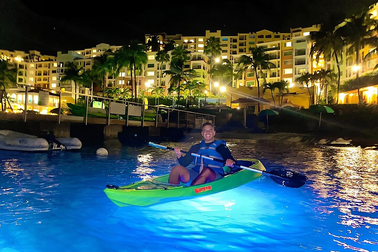 Ночной каяк Glow Boats LED, причал Marriott Frenchman's Cove, Виргинские острова США.