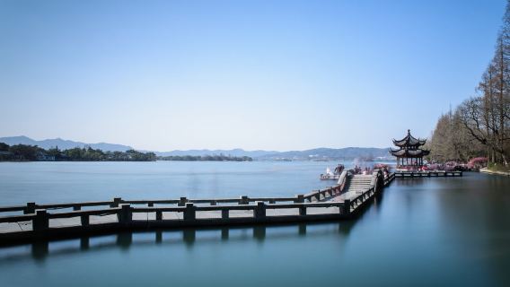 Must-do itinerary in Hangzhou! Pray at Lingyin Temple, climb to the top of Leifeng Pagoda, and enjoy a rowboat ride on West Lake