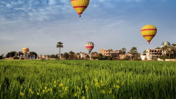 Tour in mongolfiera da Luxor, Egitto + tour di un giorno sulla riva orientale e occidentale (barca a vela sul Nilo e templi)