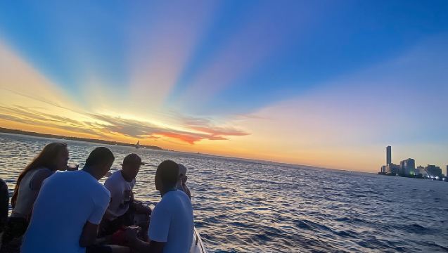 ปาร์ตี้ชมพระอาทิตย์ตกพร้อมเครื่องดื่มไม่อั้นในอ่าว พร้อมพบปะกับชาวท้องถิ่น