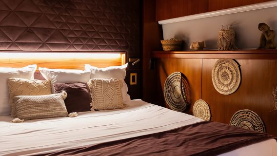 París: Estancia en el Seine Yacht Hotel y espectáculo de cabaret Paradis Latin