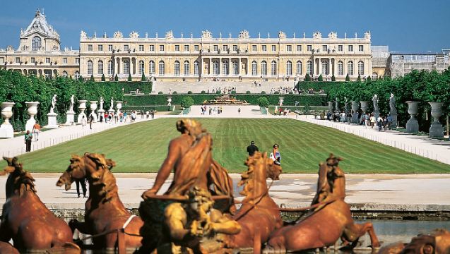 Versailles Palace Guided Tour with Priority Access