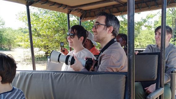 Сафари и короткая прогулка с белым носорогом