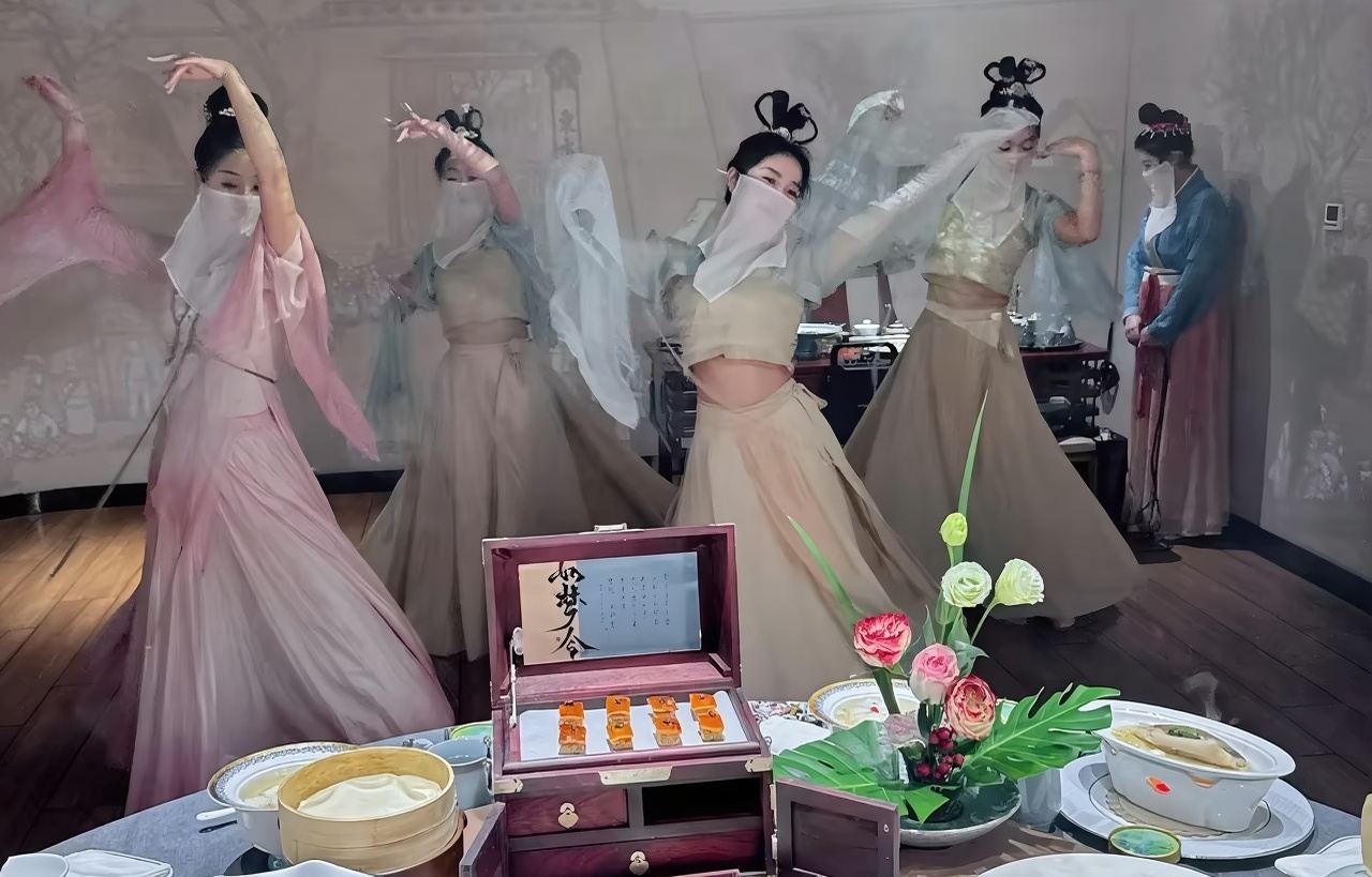 ปักกิ่ง งานเลี้ยงซ่ง • งานเลี้ยงแห่งราชสำนัก - ประสบการณ์การดื่มด่ำกับวัฒนธรรมซ่งที่มีอายุพันปี [เสน่ห์โบราณ + งานเลี้ยงแบบซ่ง + การแสดงดนตรีและนาฏศิลป์โบราณ] #