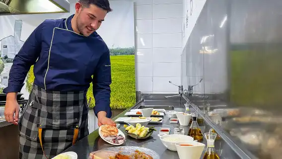 Paella Cooking Class, Wine Tasting & Central Market in Valencia