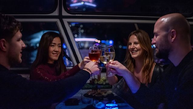 ทัวร์ล่องเรือชมวิวยามเย็นพร้อมไวน์และชีสในอัมสเตอร์ดัม