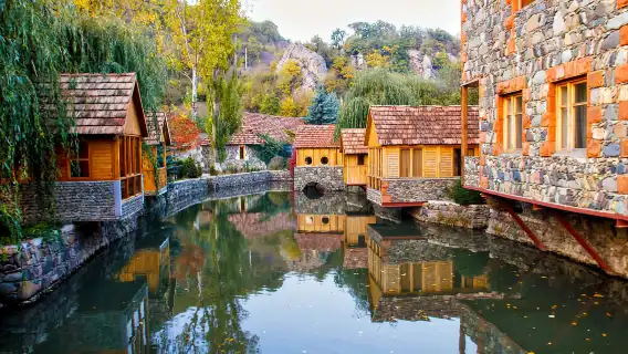 エレバンのディリジャン国立公園を探索：スイスの風景、パルツ湖の透き通った美しさ、そして歴史あるワイン