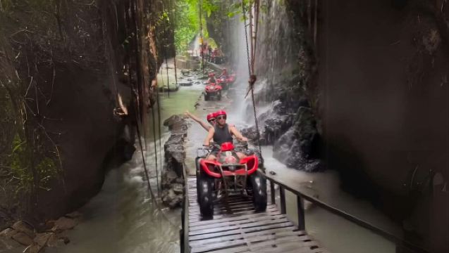 Jambe Asri ATV Bali - Wasserfall, Barong-Höhle, Flugbrücke, Fluss, Dschungel, Reisfelder & Schlammlöcher