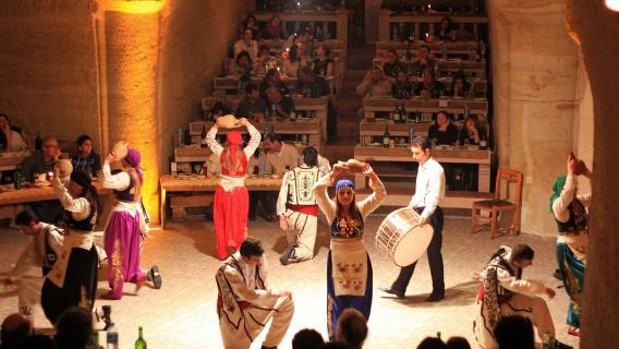 Capadocia: Noche de espectáculos tradicionales turcos con bebida