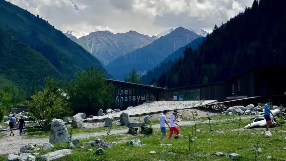 ทะเลสาบบิ๊กอัลมาตี: เลือกการผจญภัยด้วยการเดินเท้าหรือรถยนต์